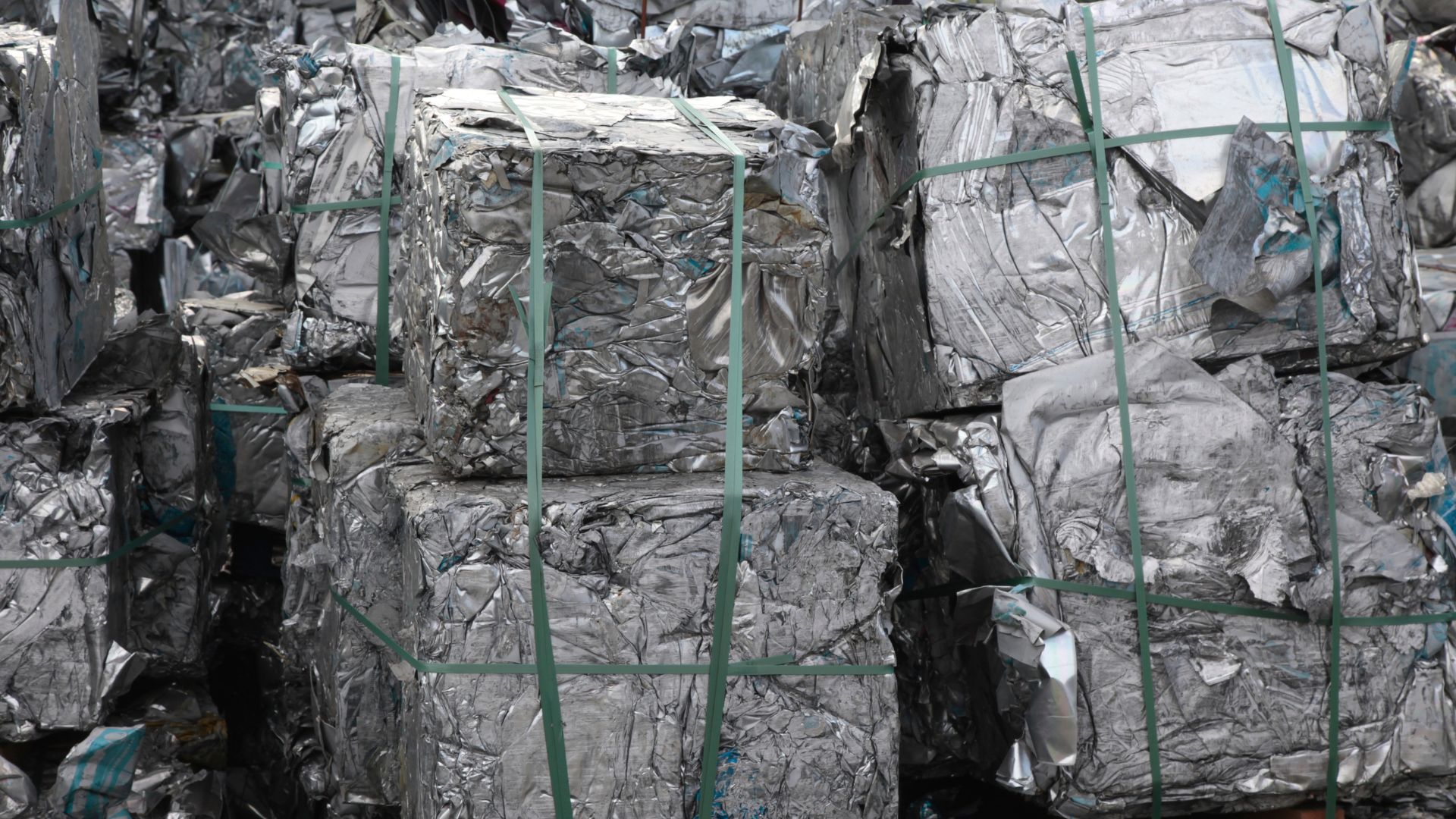 Preparación y trituración de aluminio reciclado en planta de tratamiento de metales2