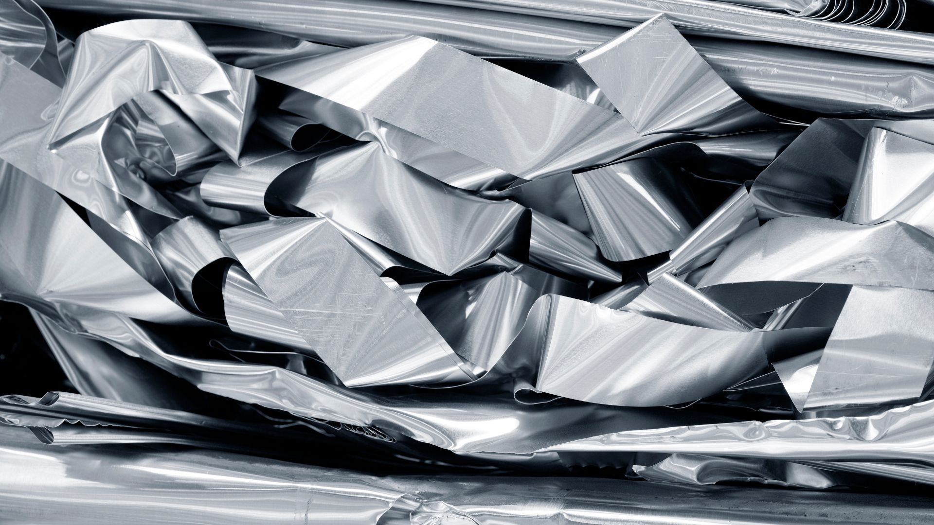 Colada De Aluminio Secundario En Lingotes Tras El Proceso De Reciclaje Industrial