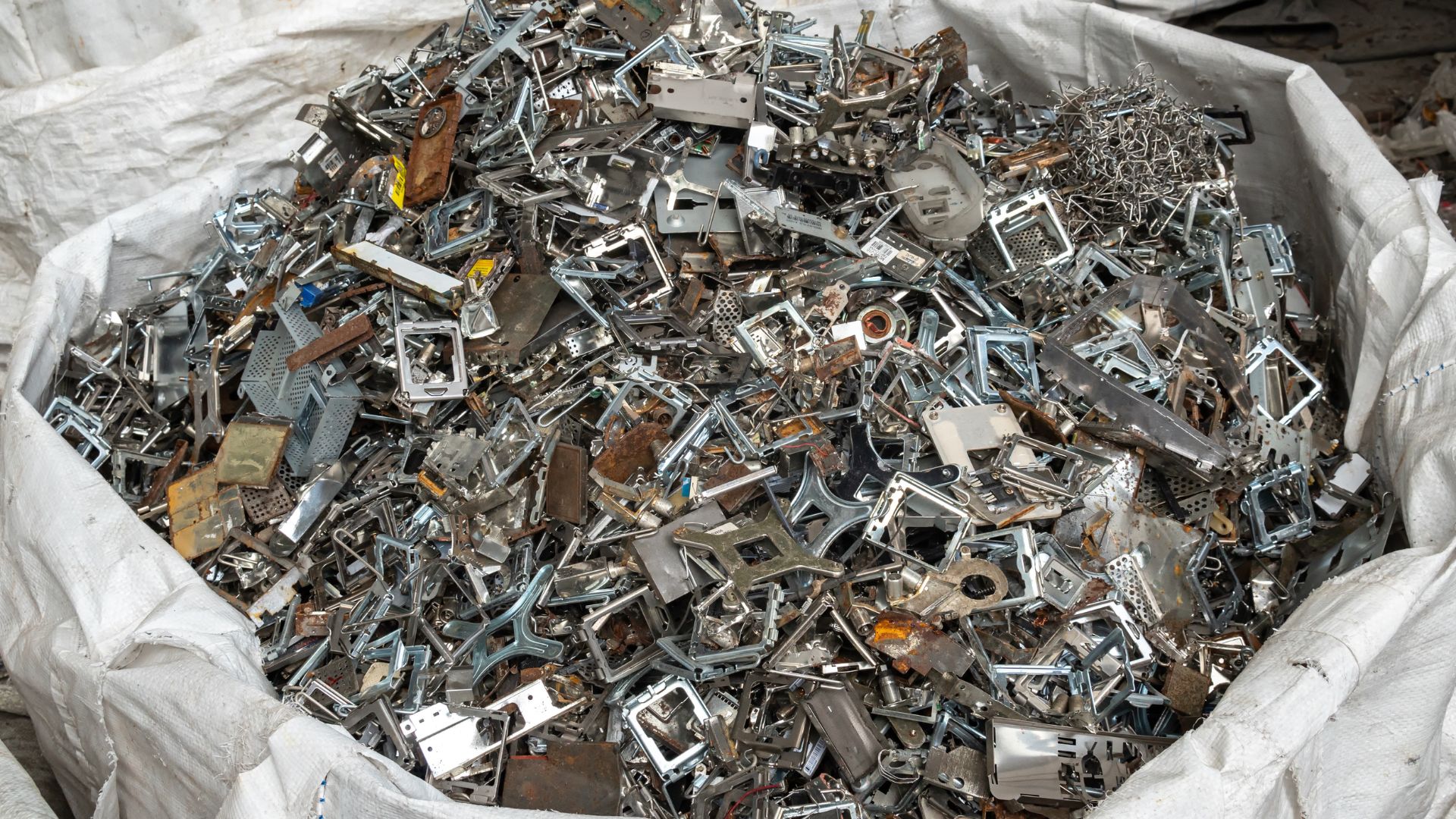 Proceso de reciclaje del aluminio en centro de tratamiento de residuos metálicos