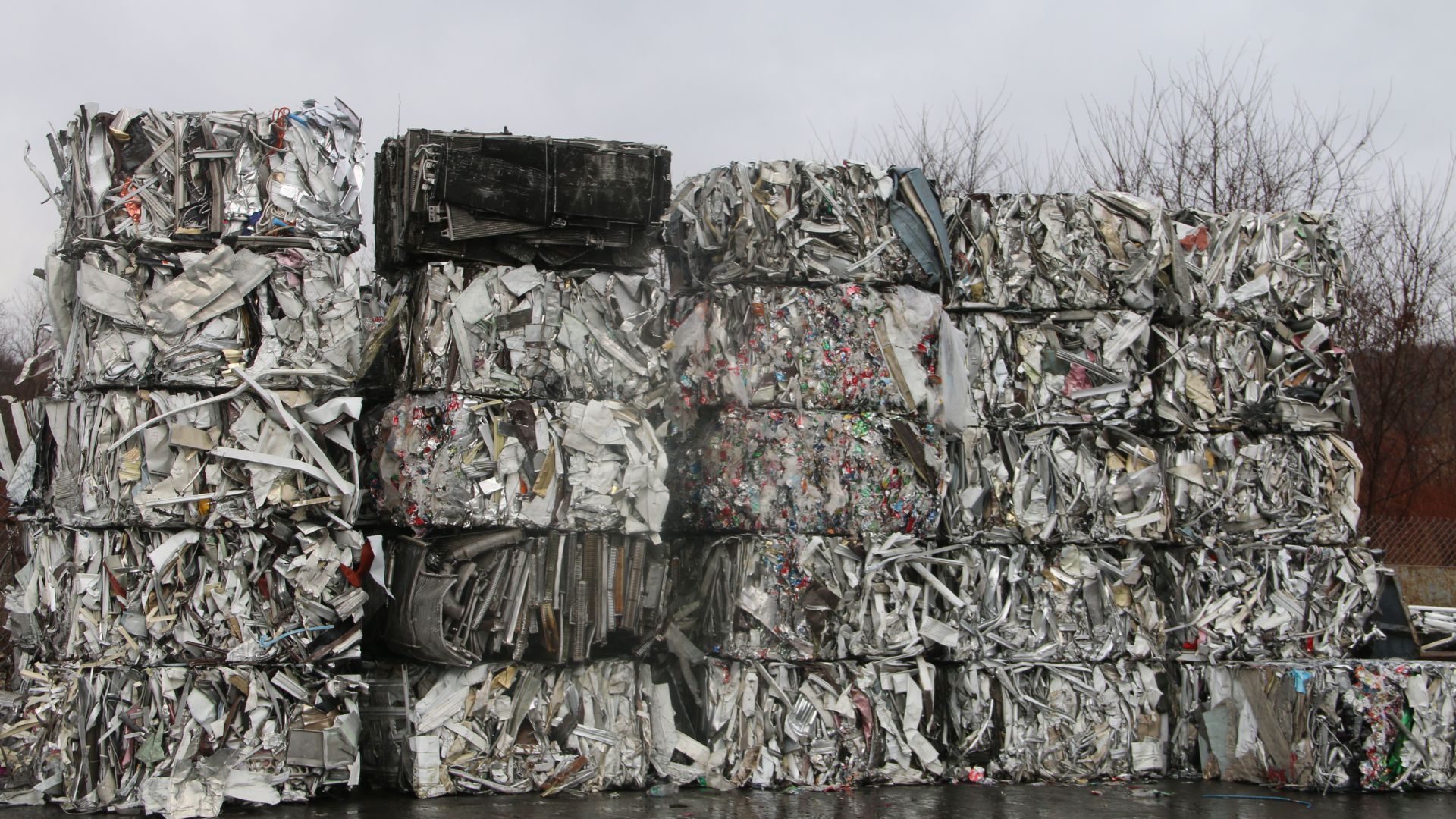 Preparación y trituración de aluminio reciclado en planta de tratamiento de metales